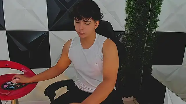 Snapshot of Dani_cumboy chatting on 10/01/25, 01:06 Dani cumboy online show from 10/01/25, 01:06