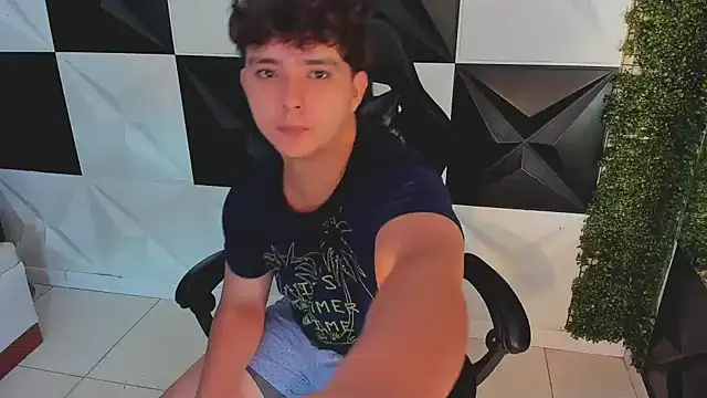 Snapshot of Dani_cumboy chatting on 10/06/25, 02:03 Dani cumboy online show from 10/06/25, 02:03