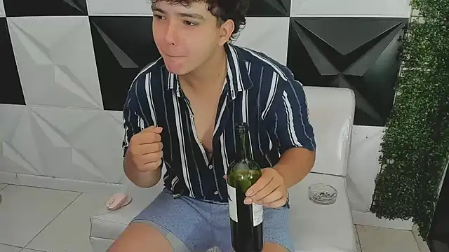 Snapshot of Dani_cumboy chatting on 10/10/25, 02:05 Dani cumboy online show from 10/10/25, 02:05