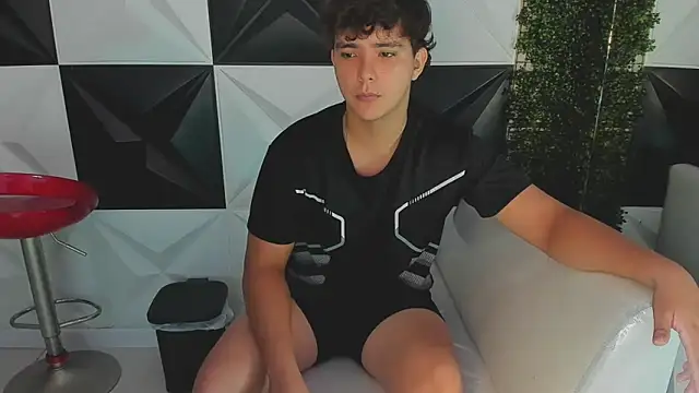 Snapshot of Dani_cumboy chatting on 10/14/25, 02:29 Dani cumboy online show from 10/14/25, 02:29