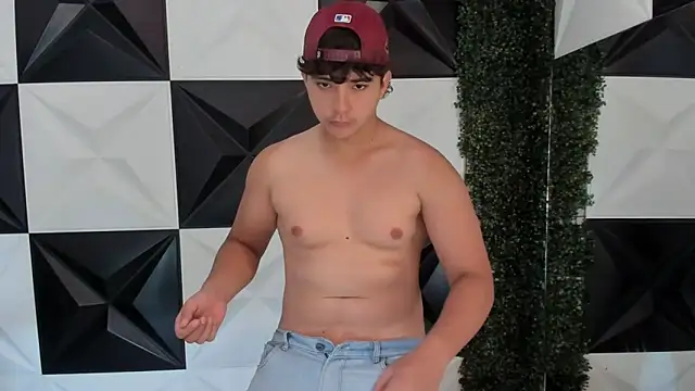 Snapshot of Dani_cumboy chatting on 10/27/25, 02:10 Dani cumboy online show from 10/27/25, 02:10