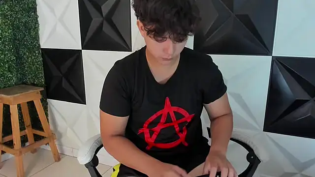 Snapshot of Dani_cumboy chatting on 11/09/25, 01:20 Dani cumboy online show from 11/09/25, 01:20