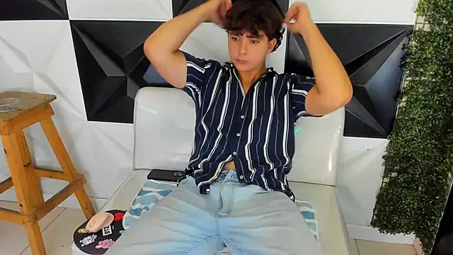 Snapshot of Dani_cumboy chatting on 11/12/25, 02:39 Dani cumboy online show from 11/12/25, 02:39