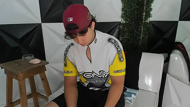 Snapshot of Dani_cumboy chatting on 11/18/25, 02:54 Dani cumboy online show from 11/18/25, 02:54