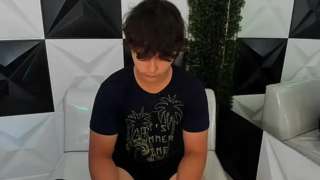 Snapshot of Dani_cumboy chatting on 11/21/25, 01:32 Dani cumboy online show from 11/21/25, 01:32