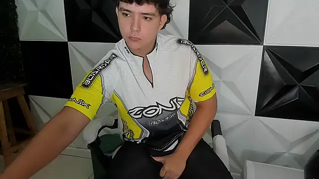 Snapshot of Dani_cumboy chatting on 12/01/25, 02:22 Dani cumboy online show from 12/01/25, 02:22