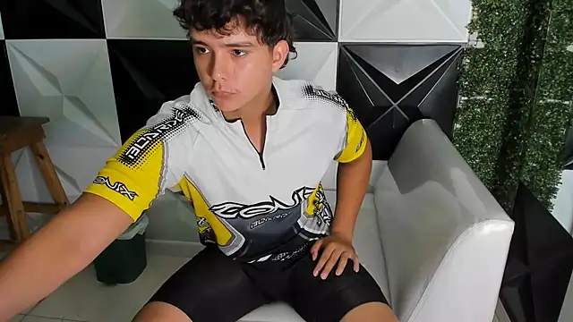 Snapshot of Dani_cumboy chatting on 12/17/25, 02:34 Dani cumboy online show from 12/17/25, 02:34