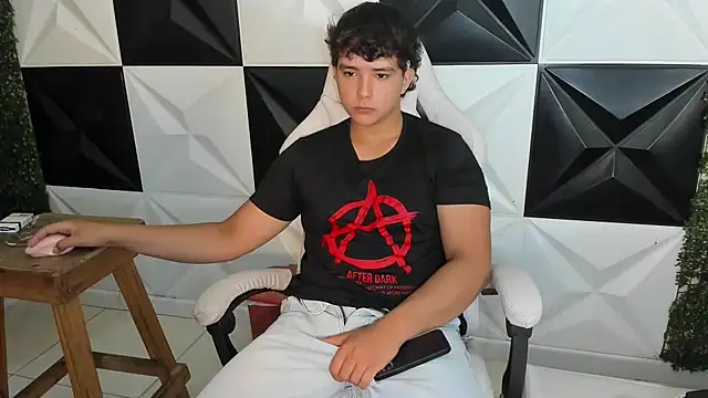 Snapshot of Dani_cumboy chatting on 12/20/25, 01:29 Dani cumboy online show from 12/20/25, 01:29