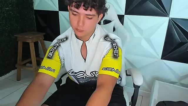 Snapshot of Dani_cumboy chatting on 12/21/25, 02:46 Dani cumboy online show from 12/21/25, 02:46