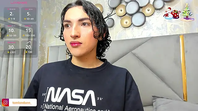 Snapshot of TomLondon_ chatting on 01/30/25, 11:44 TomLondon  online show from 01/30/25, 11:44