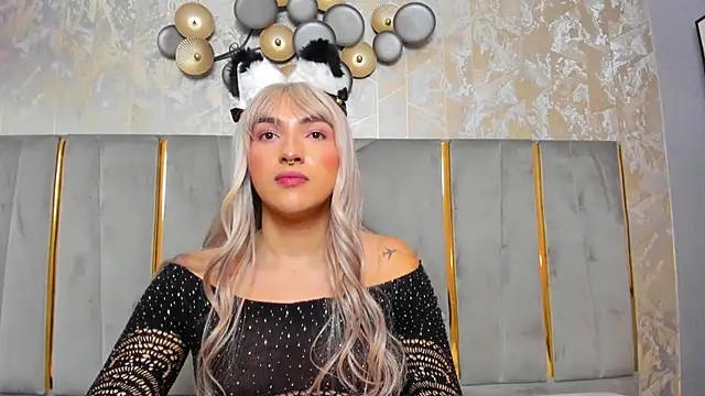 Snapshot of TomLondon_ chatting on 02/19/25, 05:49 TomLondon  online show from 02/19/25, 05:49