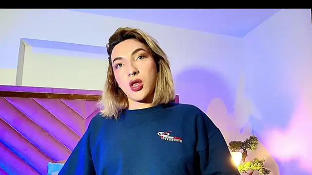 Snapshot of TomLondon_ chatting on 09/16/25, 12:17 TomLondon  online show from 09/16/25, 12:17