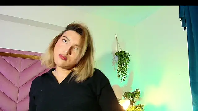 Snapshot of TomLondon_ chatting on 10/02/25, 11:39 TomLondon  online show from 10/02/25, 11:39