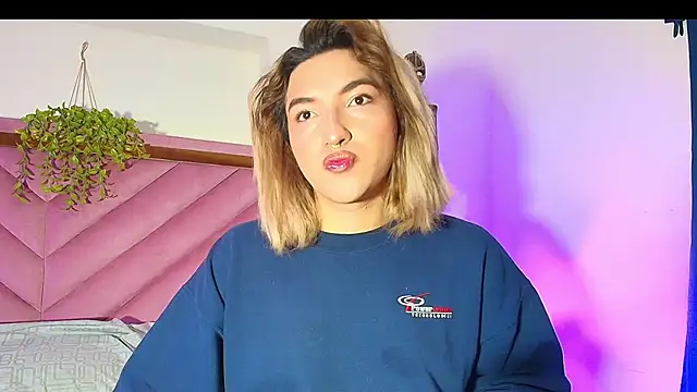 Snapshot of TomLondon_ chatting on 10/22/25, 12:38 TomLondon  online show from 10/22/25, 12:38