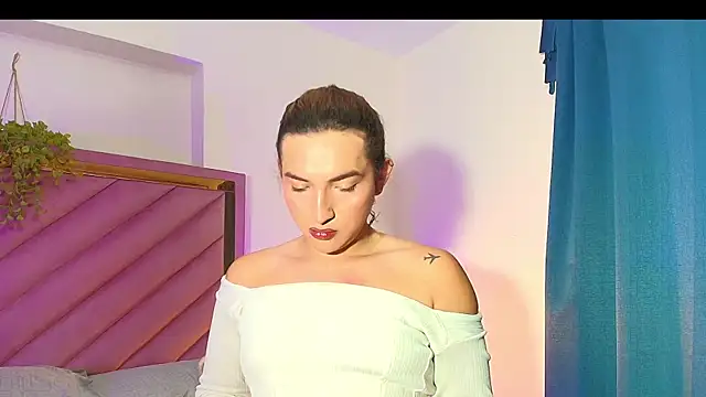 Snapshot of TomLondon_ chatting on 10/28/25, 01:14 TomLondon  online show from 10/28/25, 01:14