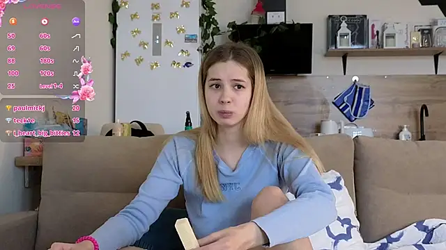 Snapshot of Girl_alone_home chatting on 03/05/25, 06:33 Girl alone home online show from 03/05/25, 06:33