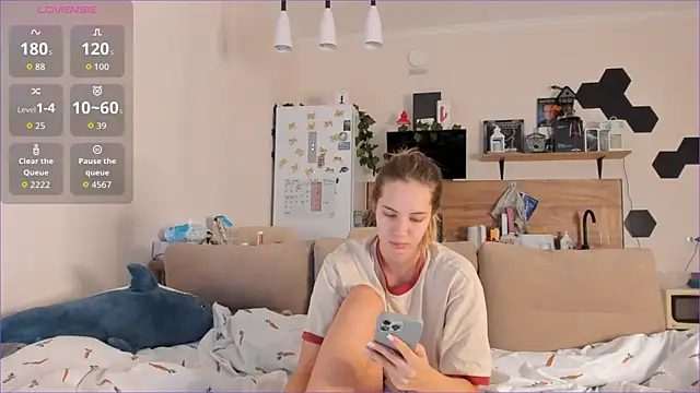 Snapshot of Girl_alone_home chatting on 09/26/25, 03:32 Girl alone home online show from 09/26/25, 03:32