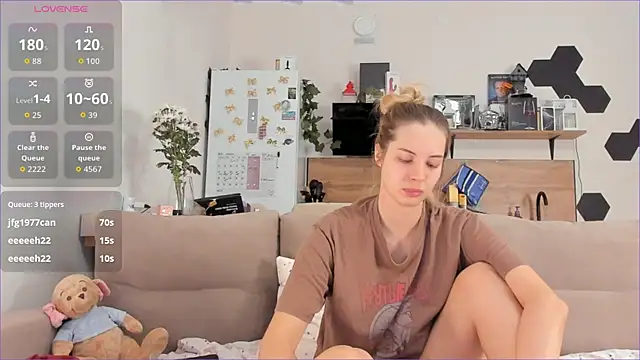 Snapshot of Girl_alone_home chatting on 10/25/25, 04:09 Girl alone home online show from 10/25/25, 04:09