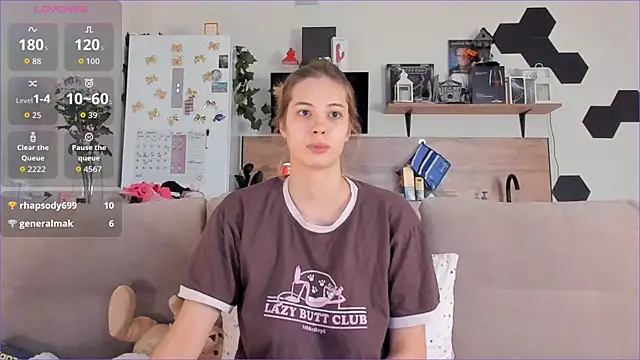 Snapshot of Girl_alone_home chatting on 10/27/25, 04:27 Girl alone home online show from 10/27/25, 04:27