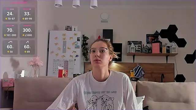 Snapshot of Girl_alone_home chatting on 11/14/25, 04:22 Girl alone home online show from 11/14/25, 04:22