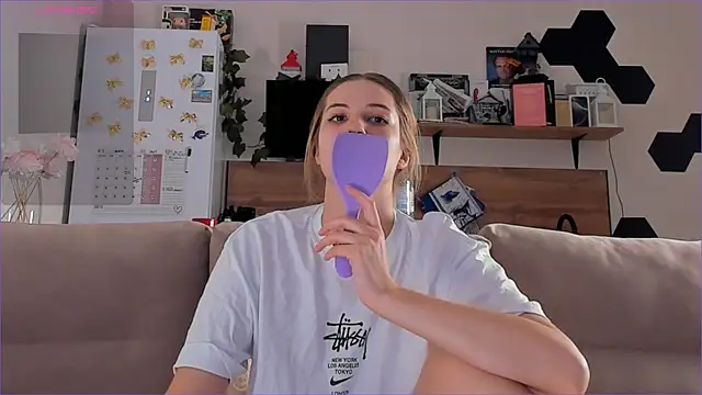 Snapshot of Girl_alone_home chatting on 11/21/25, 03:54 Girl alone home online show from 11/21/25, 03:54