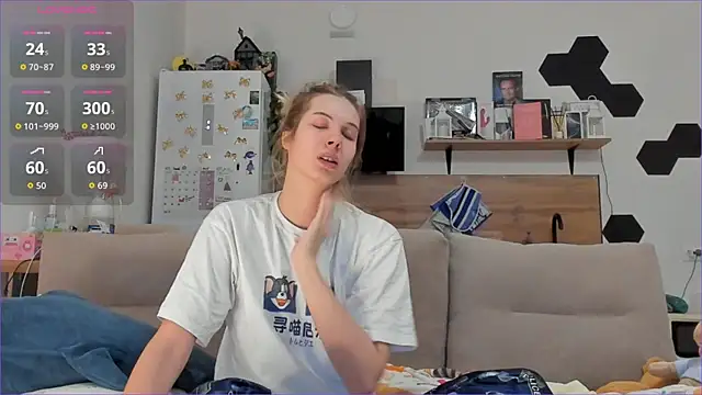 Snapshot of Girl_alone_home chatting on 12/19/25, 03:08 Girl alone home online show from 12/19/25, 03:08