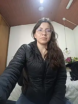 Snapshot of karlamorris_ chatting on 12/17/25, 01:28 karlamorris online show from 12/17/25, 01:28