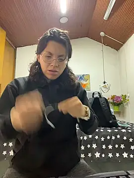 Snapshot of karlamorris_ chatting on 03/25/26, 01:06 karlamorris online show from 03/25/26, 01:06