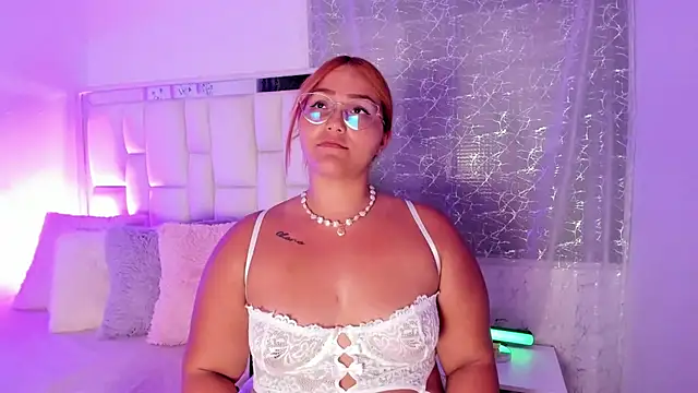 Snapshot of LeahxBarker chatting on 12/16/25, 01:21 LeahxBarker online show from 12/16/25, 01:21