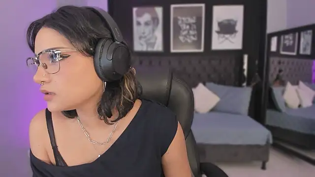 Snapshot of renee_shelby_ chatting on 03/19/26, 08:35 renee shelby online show from 03/19/26, 08:35