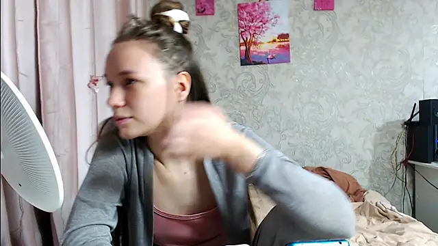 Snapshot of leila_bambi_ chatting on 10/23/25, 04:06 leila bambi  online show from 10/23/25, 04:06