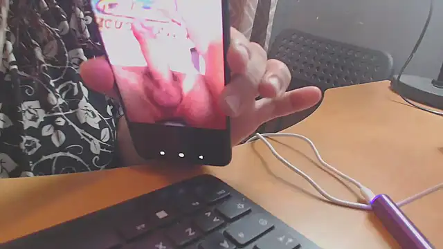 Snapshot of bbwxxx70 chatting on 09/24/25, 04:05 bbwxxx70 online show from 09/24/25, 04:05