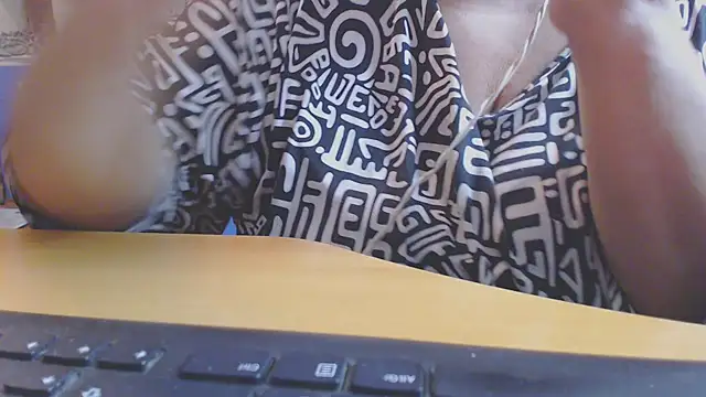 Snapshot of bbwxxx70 chatting on 09/30/25, 04:06 bbwxxx70 online show from 09/30/25, 04:06