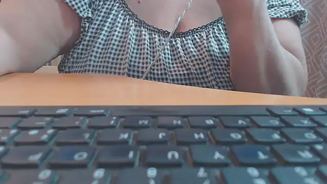 Snapshot of bbwxxx70 chatting on 10/13/25, 03:28 bbwxxx70 online show from 10/13/25, 03:28