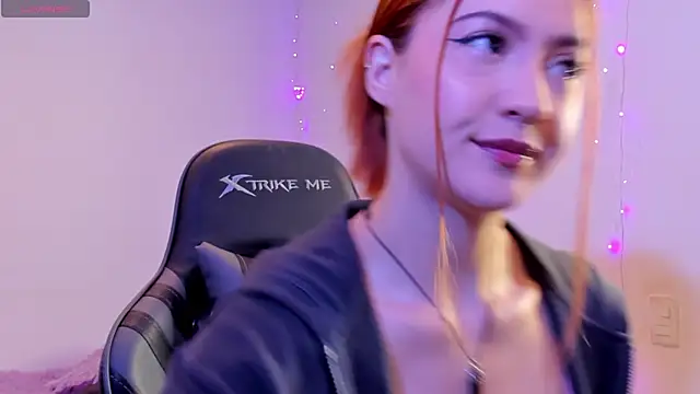 Snapshot of Amypond__ chatting on 10/29/25, 09:44 Amypond   online show from 10/29/25, 09:44