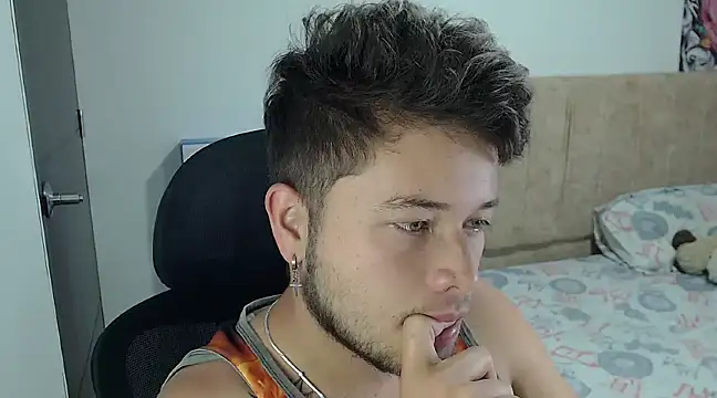 Snapshot of JOHANLEON1 chatting on 12/02/24, 12:19 JOHANLEON1 online show from 12/02/24, 12:19