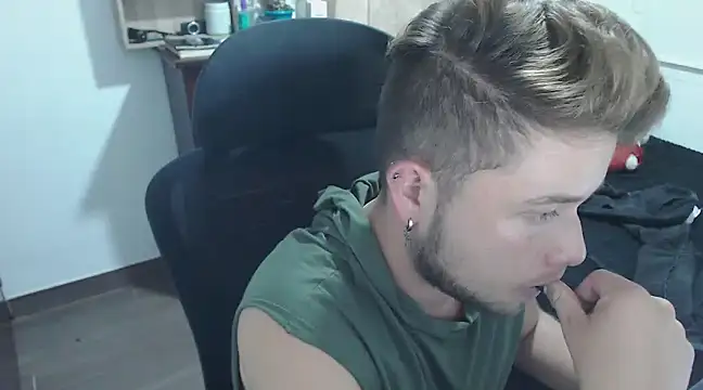 Snapshot of JOHANLEON1 chatting on 03/14/25, 01:59 JOHANLEON1 online show from 03/14/25, 01:59