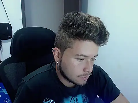 Snapshot of JOHANLEON1 chatting on 09/26/25, 02:43 JOHANLEON1 online show from 09/26/25, 02:43