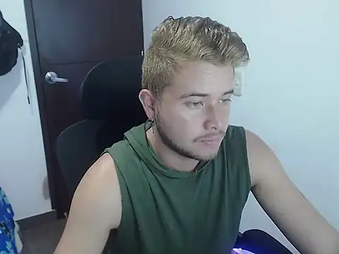 Snapshot of JOHANLEON1 chatting on 10/10/25, 03:44 JOHANLEON1 online show from 10/10/25, 03:44