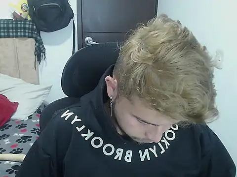 Snapshot of JOHANLEON1 chatting on 10/14/25, 03:57 JOHANLEON1 online show from 10/14/25, 03:57