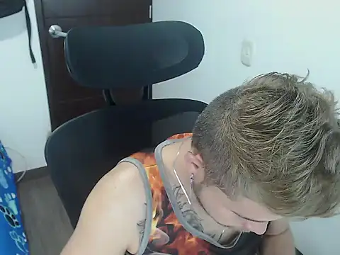 Snapshot of JOHANLEON1 chatting on 10/22/25, 12:38 JOHANLEON1 online show from 10/22/25, 12:38