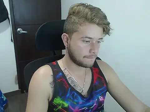 Snapshot of JOHANLEON1 chatting on 10/24/25, 02:35 JOHANLEON1 online show from 10/24/25, 02:35