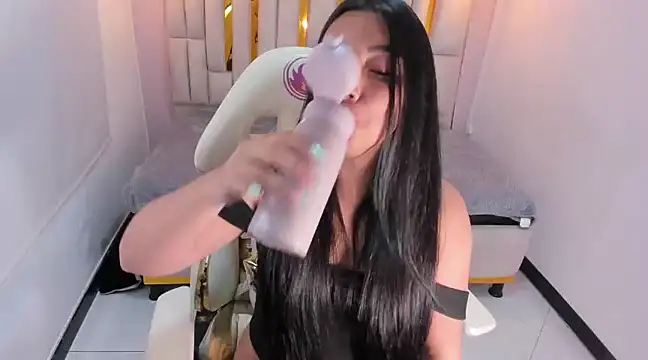 Karla hernandez  online show from 03/10/25, 02:05