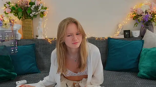 Snapshot of Alexandra_Demore chatting on 02/17/25, 01:04 Alexandra Demore online show from 02/17/25, 01:04