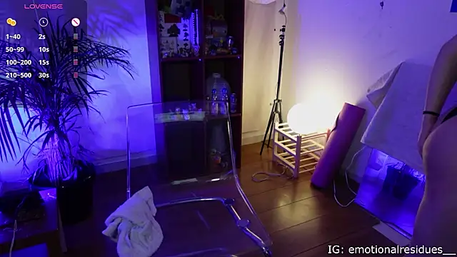 Snapshot of droolingdollfacee chatting on 12/21/25, 10:17 droolingdollfacee online show from 12/21/25, 10:17