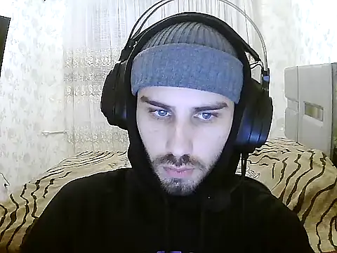 Snapshot of sweetbuddy3307 chatting on 12/22/25, 07:44 sweetbuddy3307 online show from 12/22/25, 07:44