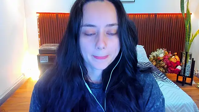 Snapshot of KatherineBond chatting on 12/19/25, 06:26 KatherineBond online show from 12/19/25, 06:26