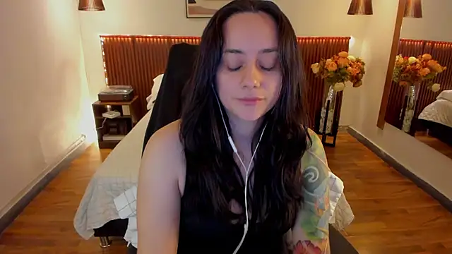 Snapshot of KatherineBond chatting on 06/04/26, 07:42 KatherineBond online show from 06/04/26, 07:42
