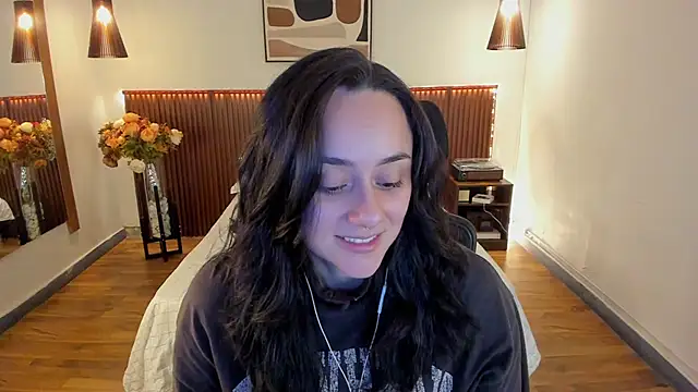 Snapshot of KatherineBond chatting on 06/18/26, 06:56 KatherineBond online show from 06/18/26, 06:56