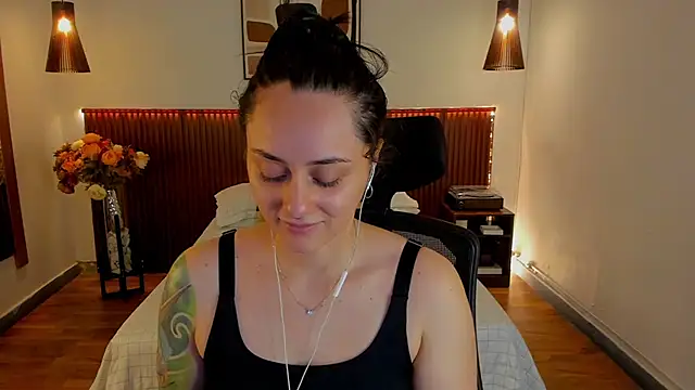 Snapshot of KatherineBond chatting on 06/20/26, 04:21 KatherineBond online show from 06/20/26, 04:21